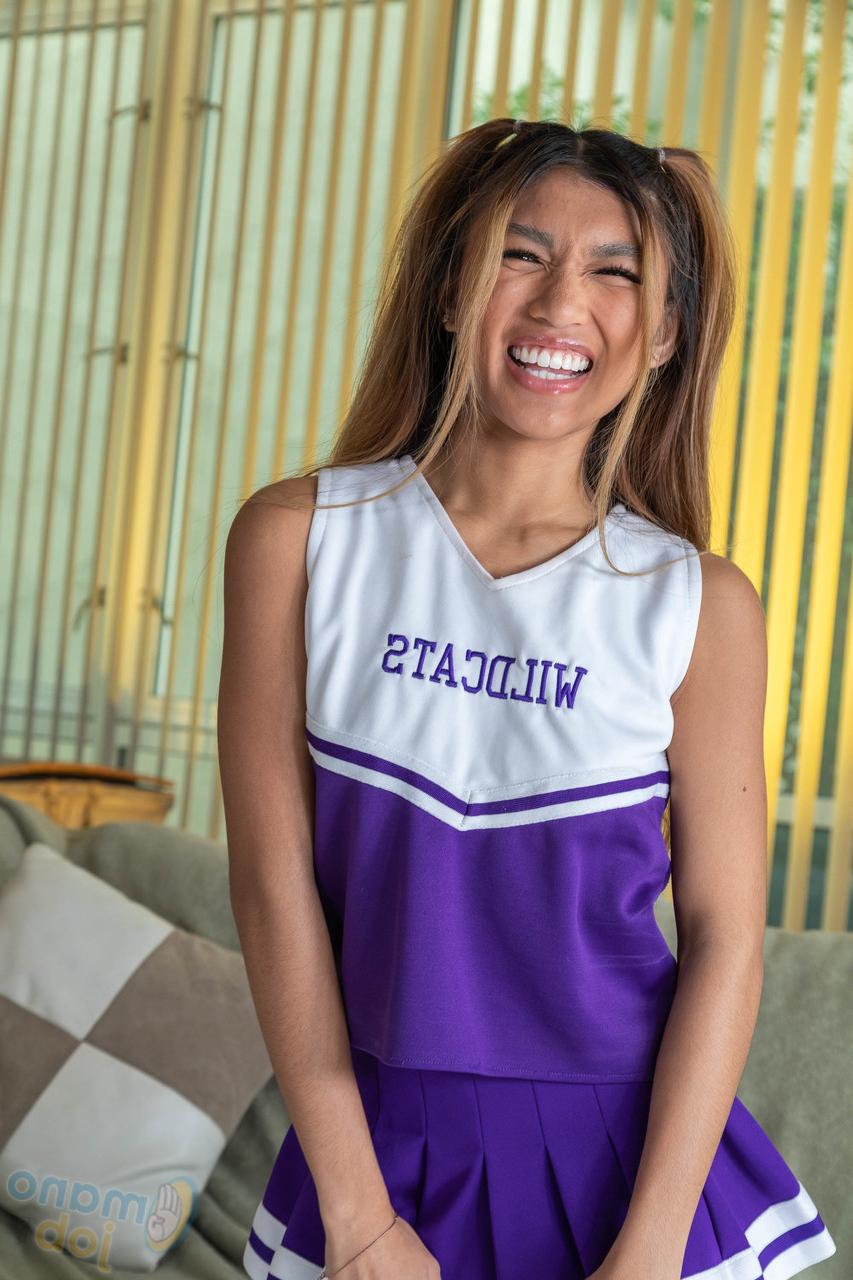 16P La pom-pom girl asiatique Clara Trinity abandonne son uniforme avant de chevaucher une bite.