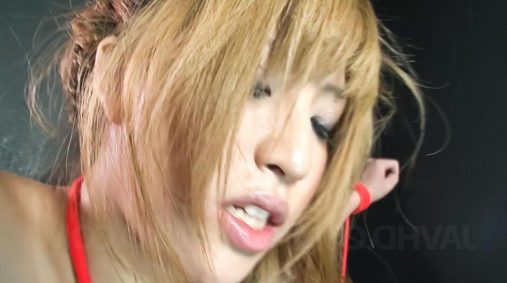15P Die dünne Japanerin Hatsuka Kobayashi wird geknebelt und gefesselt masturbiert