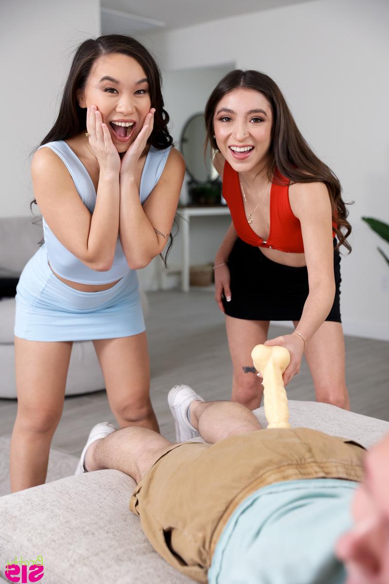 16P Die zierlichen Teenager Kimmy Kimm und Amber Summer haben Dreiersex auf einem Bett