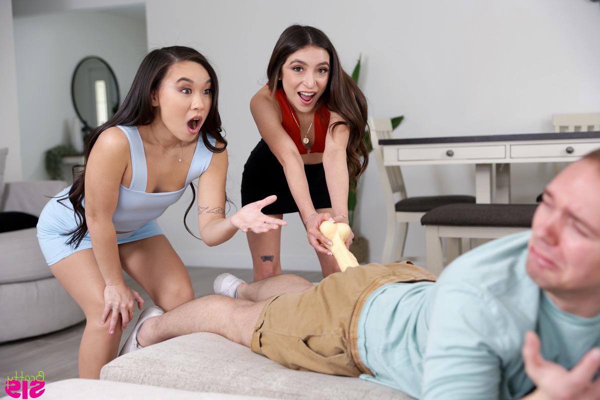 16P Die zierlichen Teenager Kimmy Kimm und Amber Summer haben Dreiersex auf einem Bett