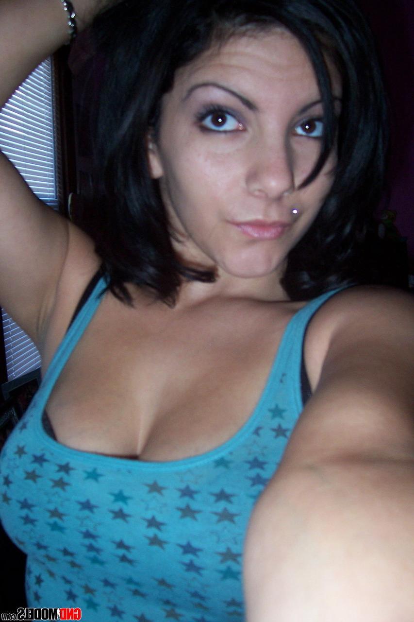 12P A adolescente morena Nikki tira fotos tentadoras e seguras para o trabalho enquanto se despe
