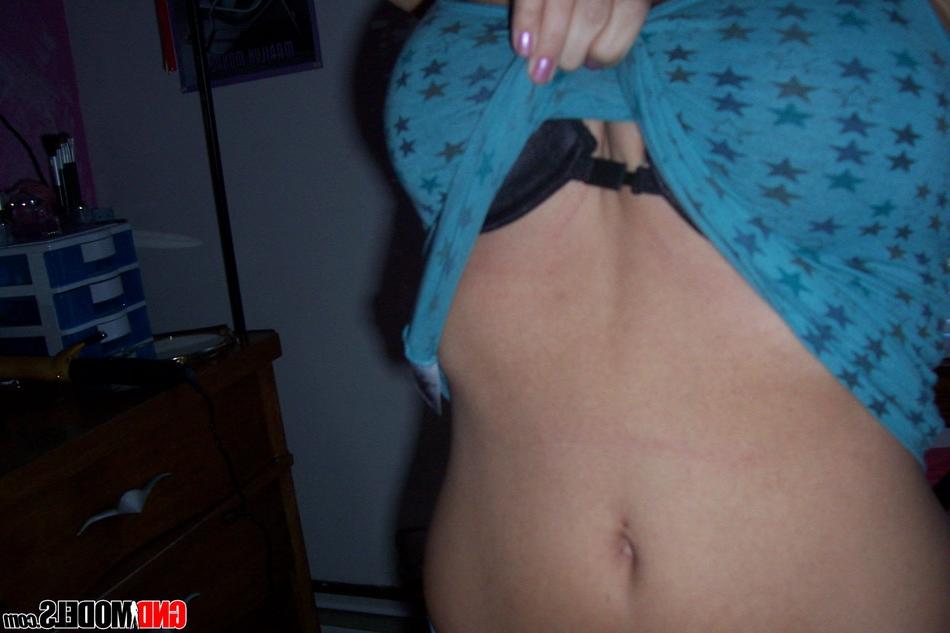 12P A adolescente morena Nikki tira fotos tentadoras e seguras para o trabalho enquanto se despe