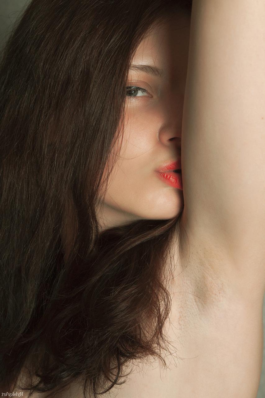 20P La inocente modelo adolescente sienna muestra su esbelto cuerpo desnudo y su coño afeitado