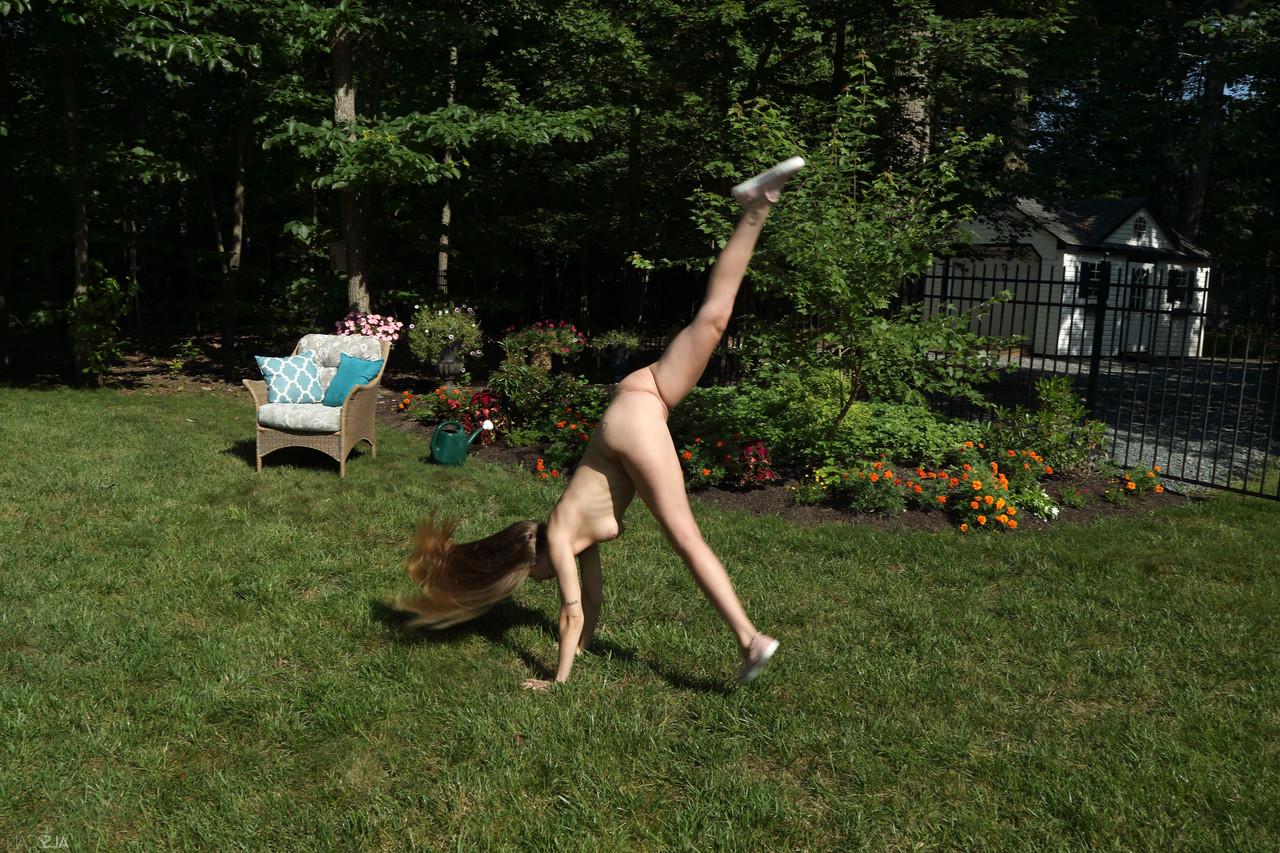 20P Petite adolescente Audrey Hempburne alongando e bombeando sua buceta rosa