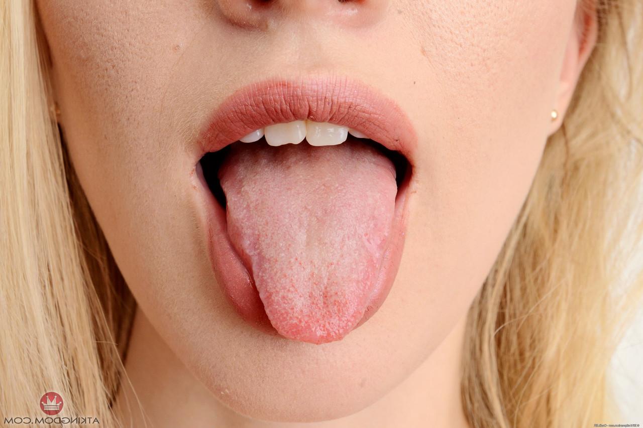20P A amadora magra Riley Reyes mostra sua vulva e a espalha de perto