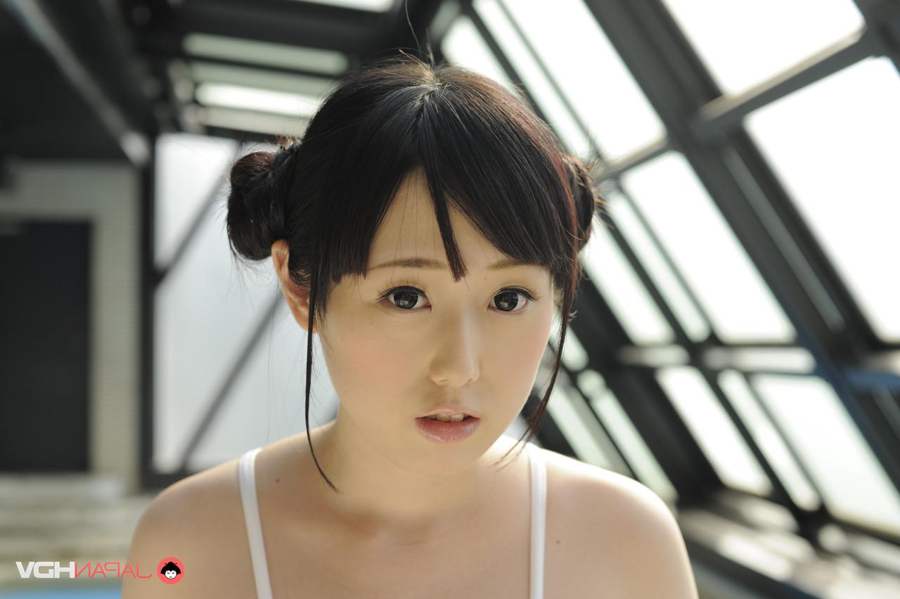 15P A japonesa de aparência inocente Machiko Ono fica nua perto de uma piscina coberta
