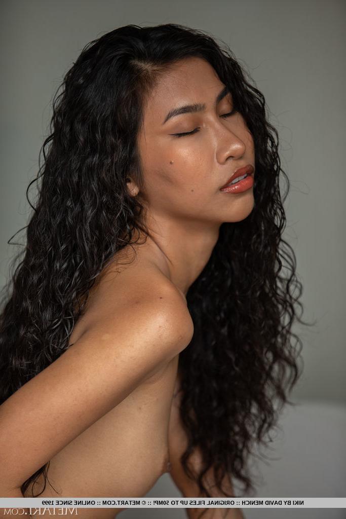 18P A adolescente asiática gostosa Niki modela a bunda nua de uma forma tentadora