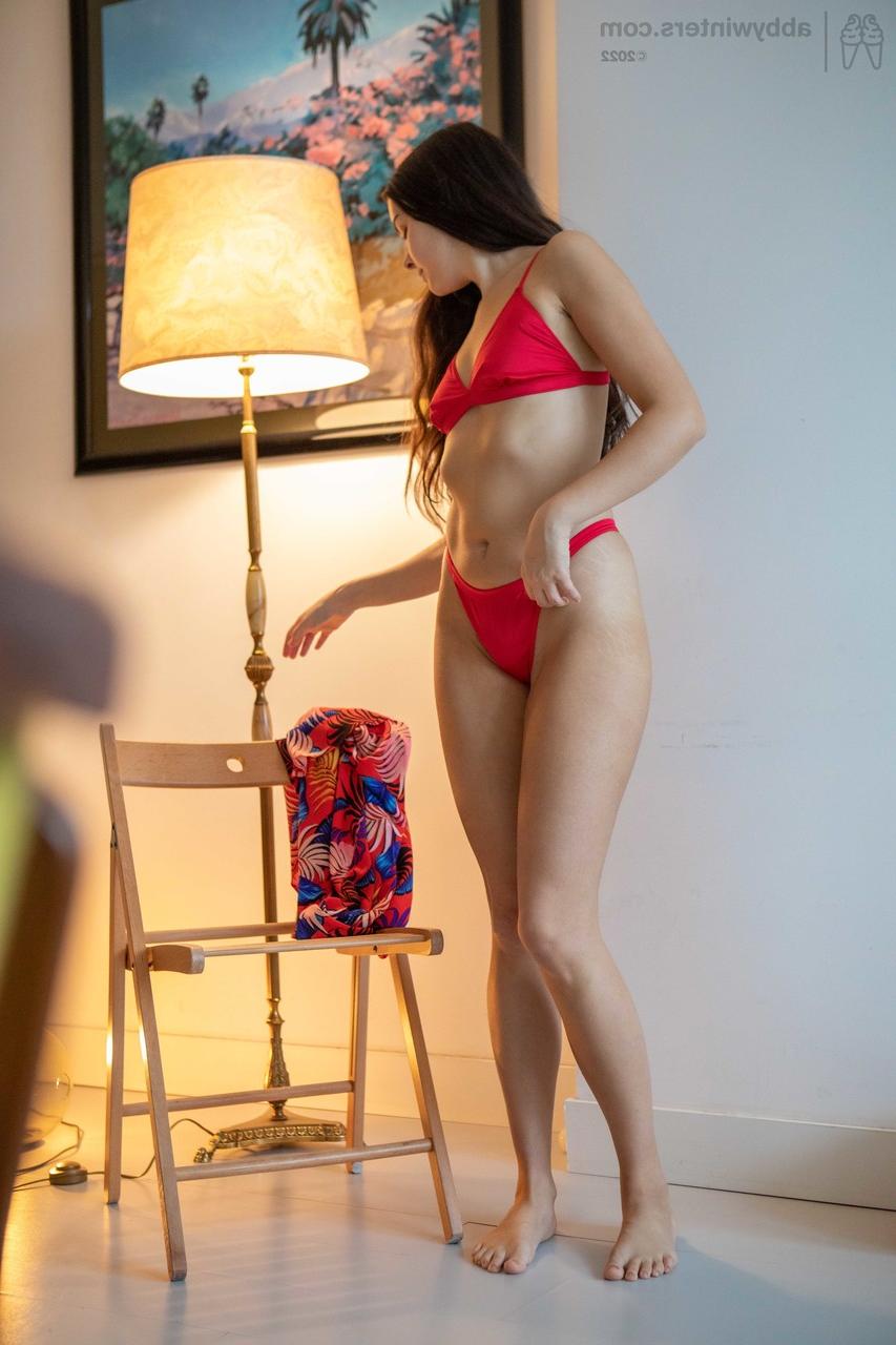 20P La miel amateur Rebekah T se burla con sus pequeñas tetas y su gran culo mientras se viste