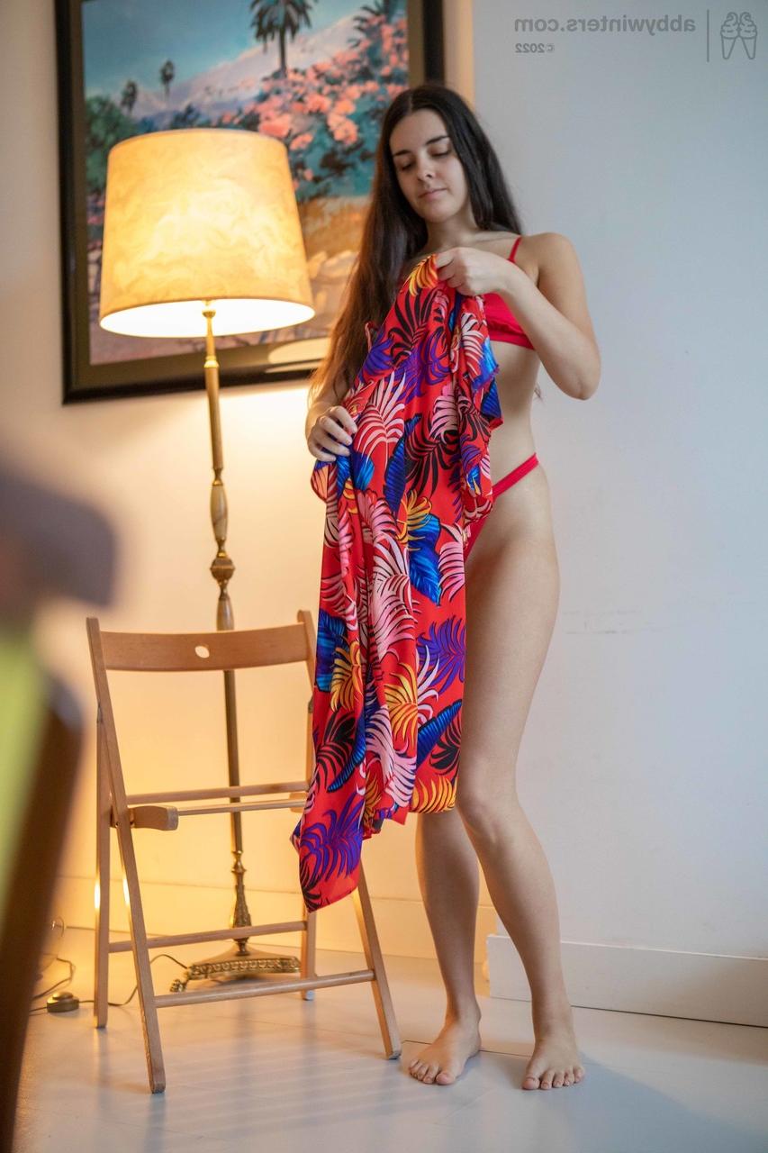 20P La miel amateur Rebekah T se burla con sus pequeñas tetas y su gran culo mientras se viste
