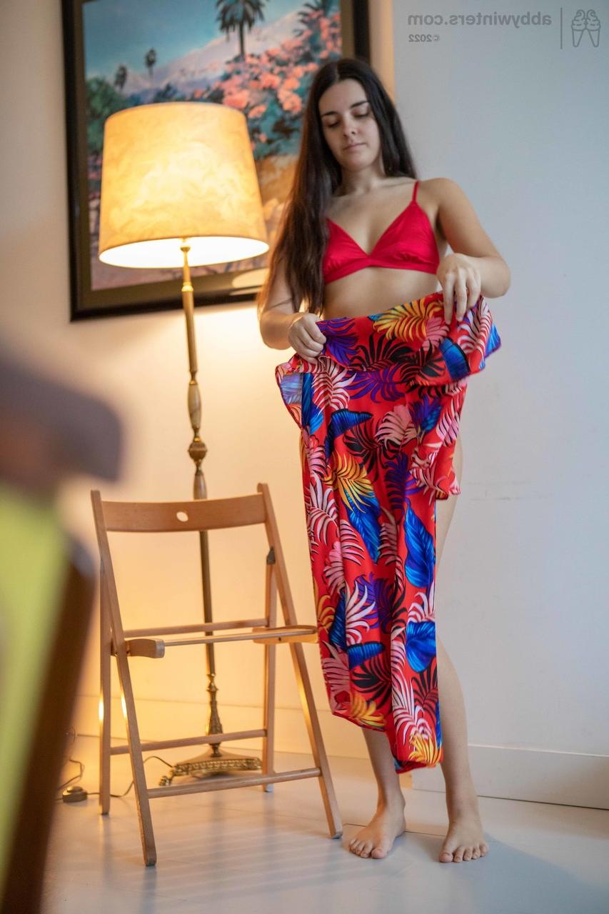 20P La miel amateur Rebekah T se burla con sus pequeñas tetas y su gran culo mientras se viste