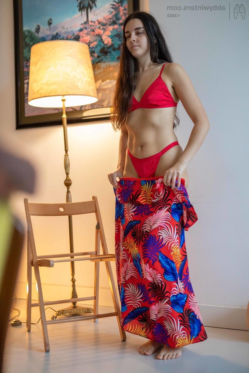 20P La miel amateur Rebekah T se burla con sus pequeñas tetas y su gran culo mientras se viste