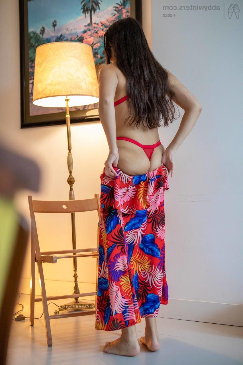 20P La miel amateur Rebekah T se burla con sus pequeñas tetas y su gran culo mientras se viste