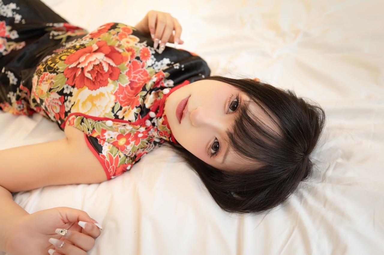 12P Boneca sexual esposa asiática mostra os pés e mostra a saia levantada na cama