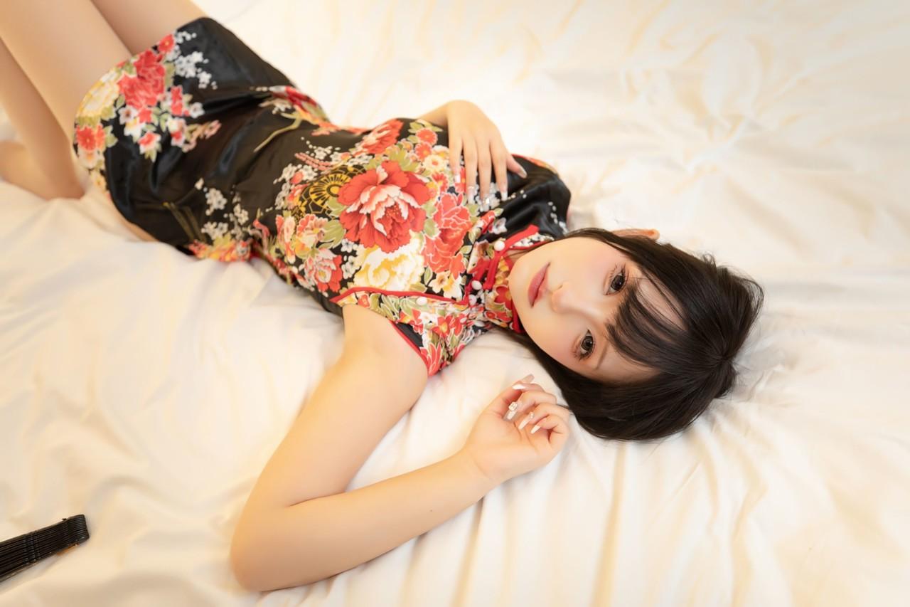 12P Boneca sexual esposa asiática mostra os pés e mostra a saia levantada na cama