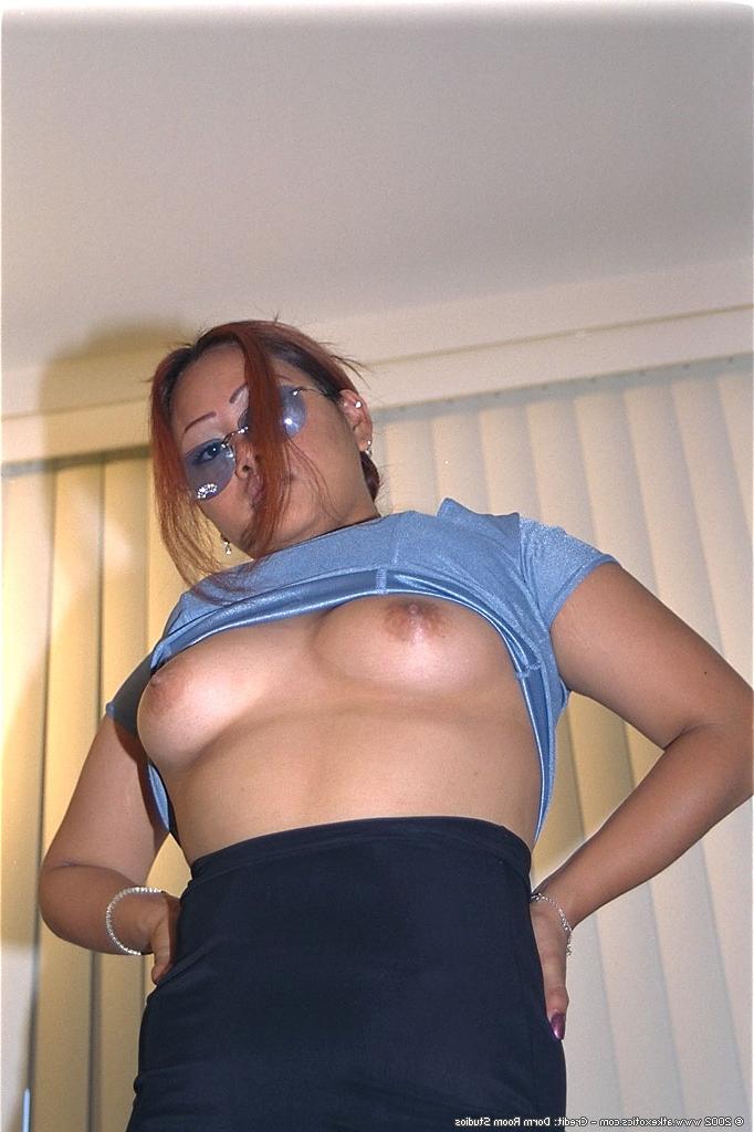 16P Lisa, une asiatique débutante aux longues jambes, expose ses petits seins dans des lunettes.