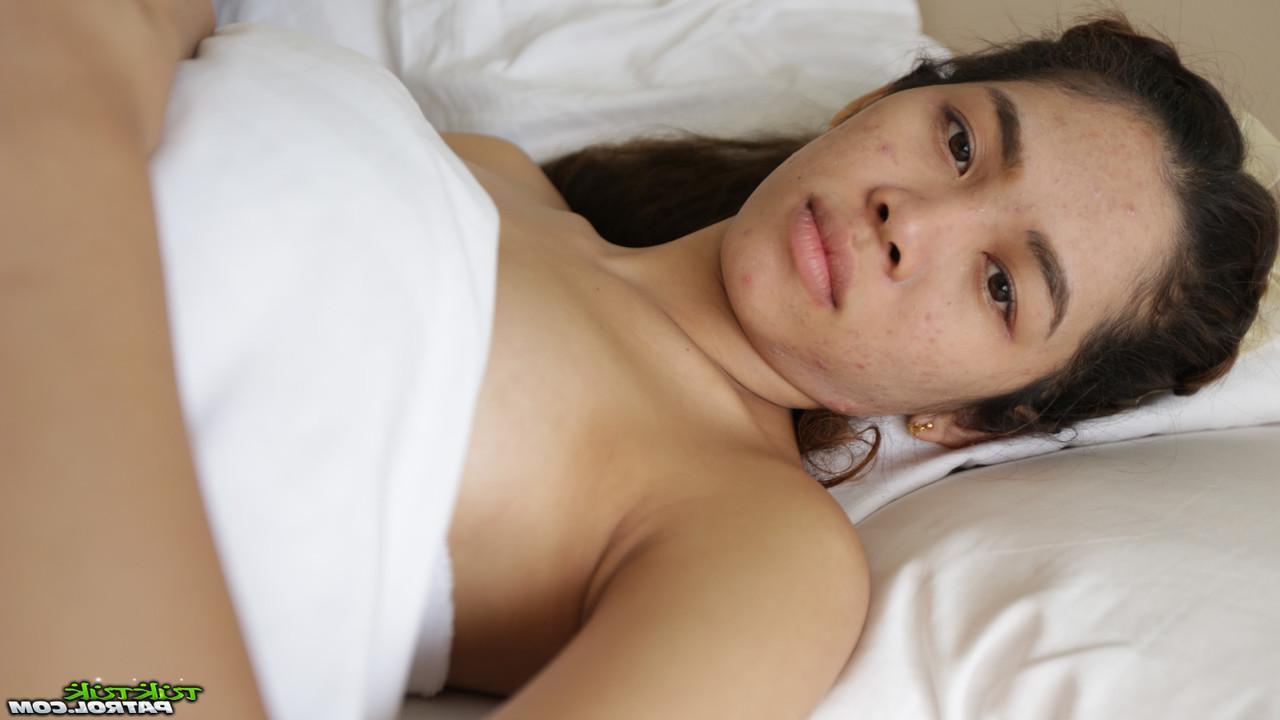 17P La jolie thaïlandaise Mee se fait bien baiser sa chatte poilue et serrée en POV