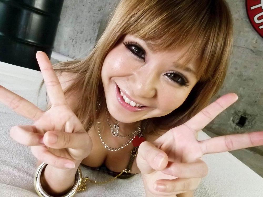 15P La pelirroja japonesa Kokoa Ayane muestra su coño adornado con semen después del sexo BBG