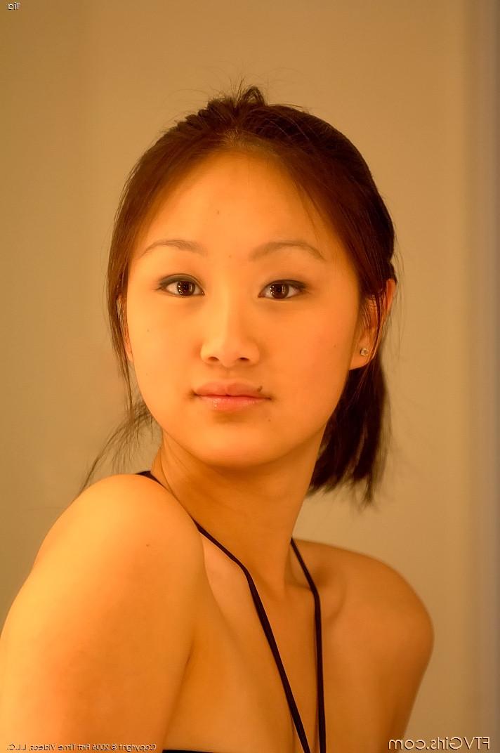 20P Gorgeous Chinese girl Tia flashing an arousing pantyless upskirt
