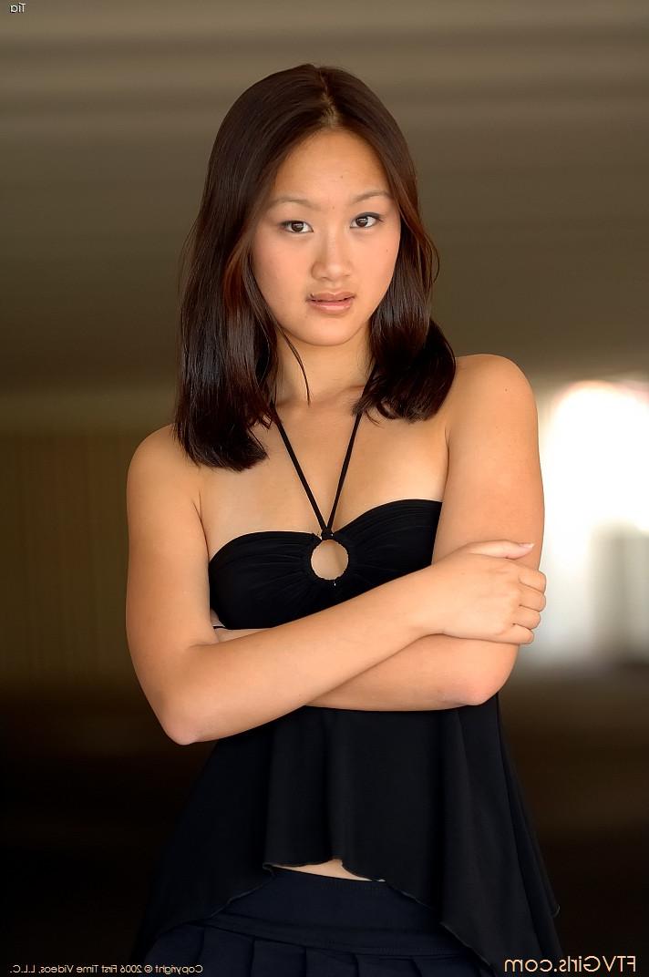 20P Gorgeous Chinese girl Tia flashing an arousing pantyless upskirt