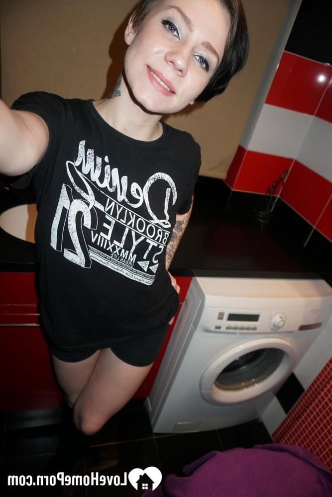 20P Doce menina amadora de óculos tira selfies meio vestida e totalmente nua