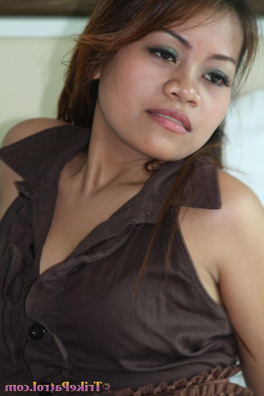 20P A pequena adolescente filipina Jessy Manzon tira e toca sua buceta em um solo