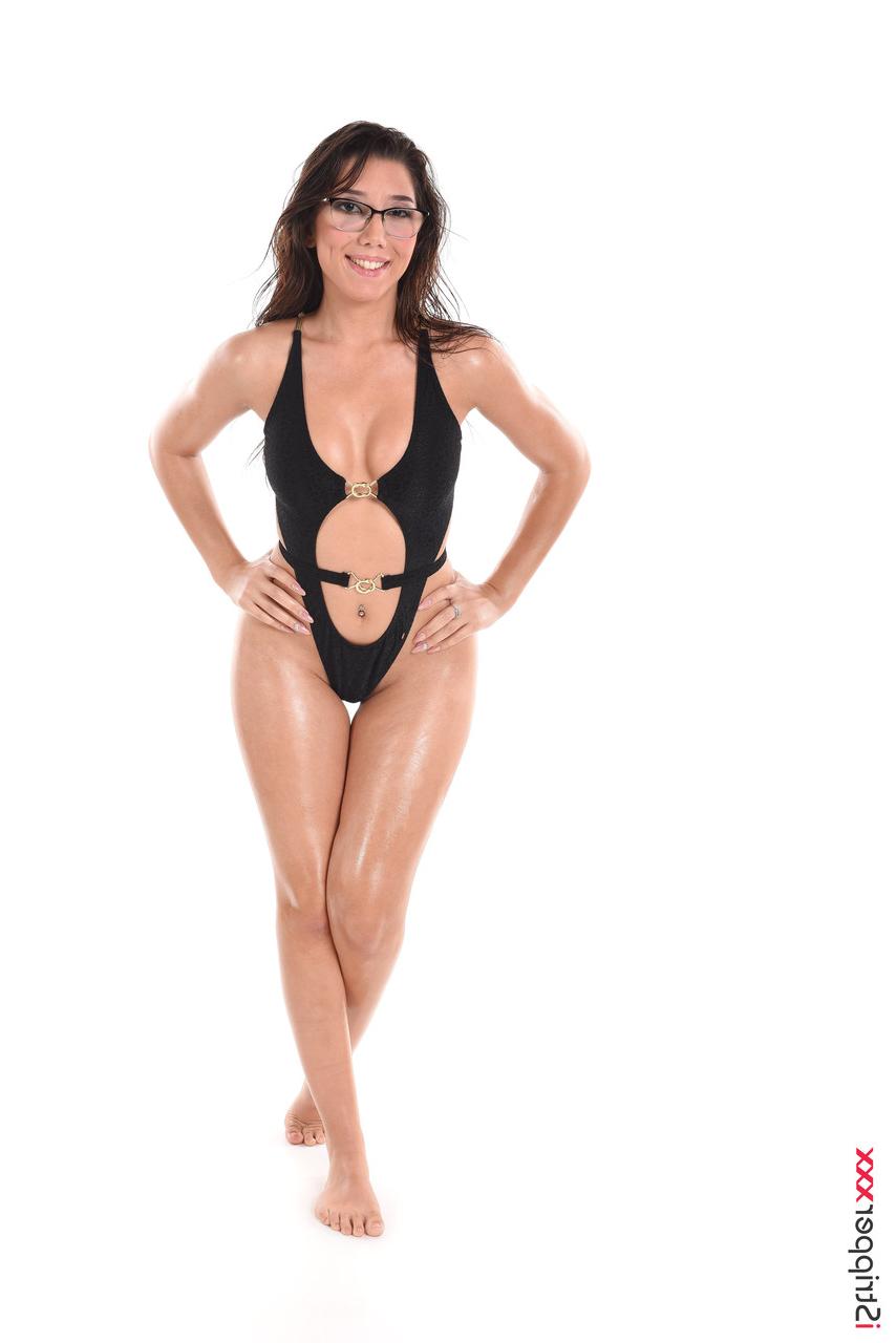 15P Layla Scarlett acaba com a roupa de banho antes de brincar com sua buceta e seu cu