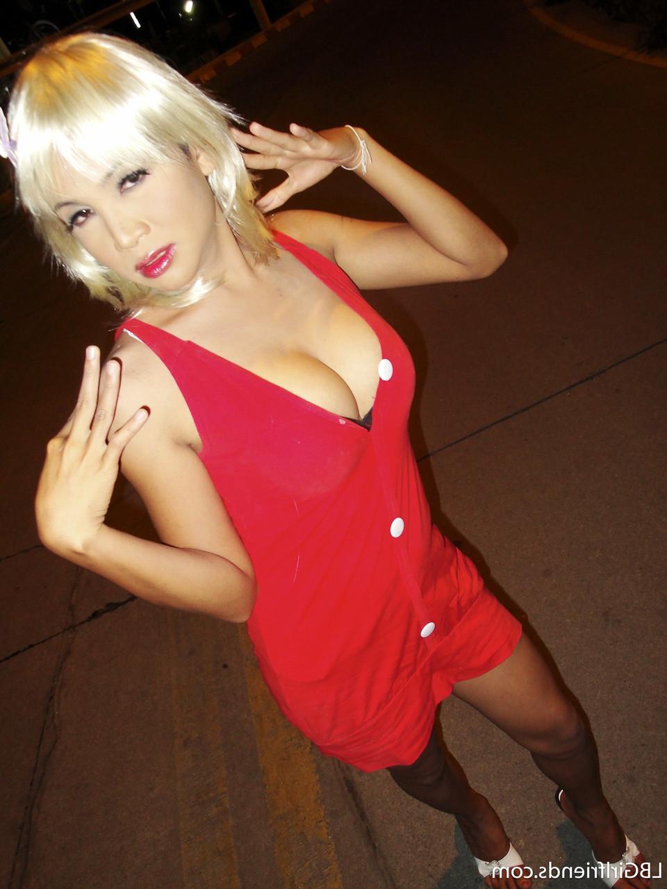 17P Une prostituée transexuelle asiatique super sexy exhibe son joli dong en public