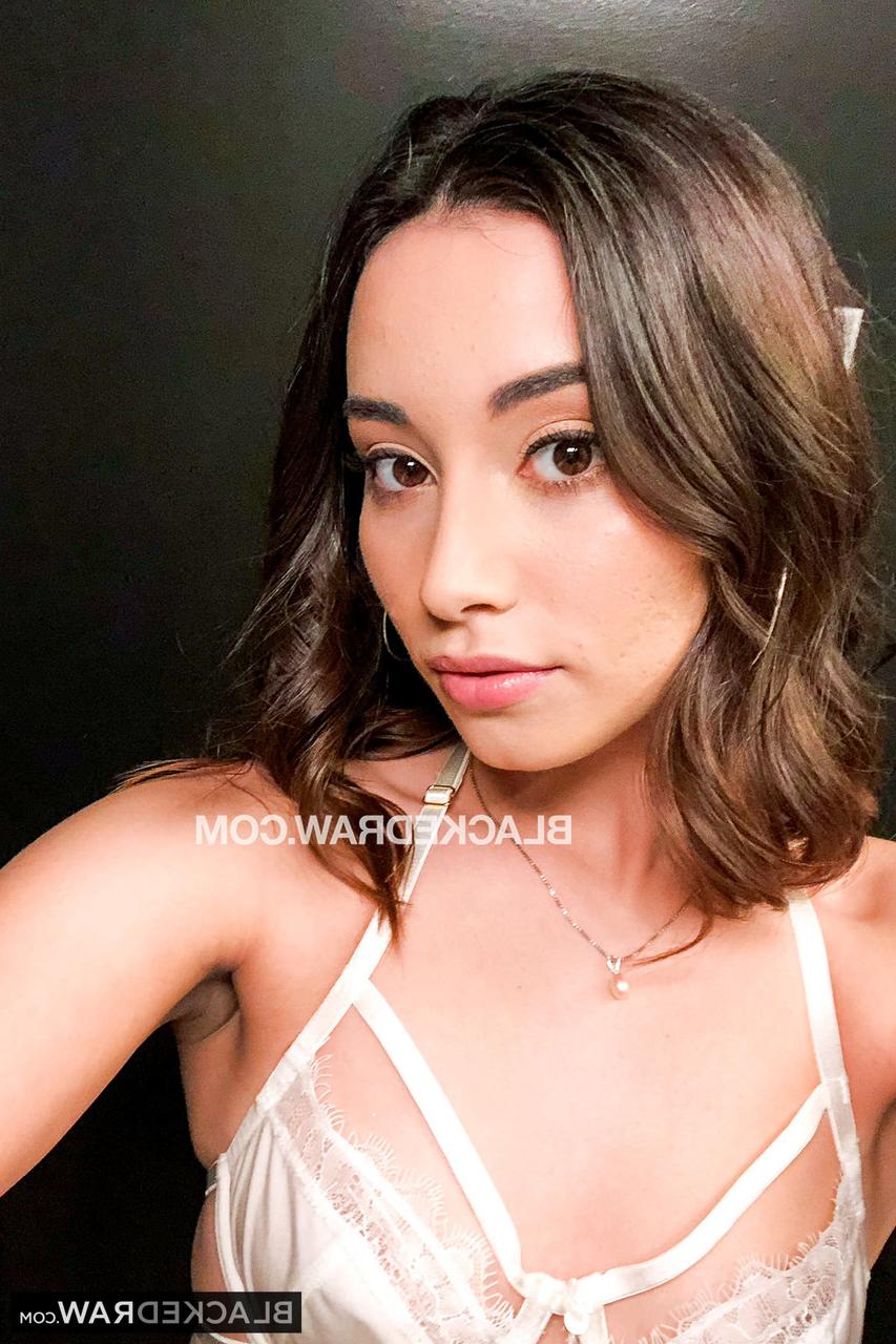 20P Das verführerische Babe Aria Lee hat Doggystyle-Sex mit einem gut gebauten schwarzen Hengst