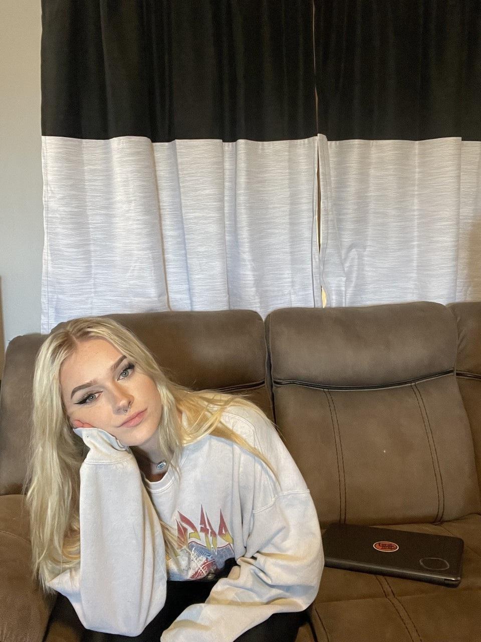 20P OnlyFans ブレイク・ブルーム ブレイク・ブルーム