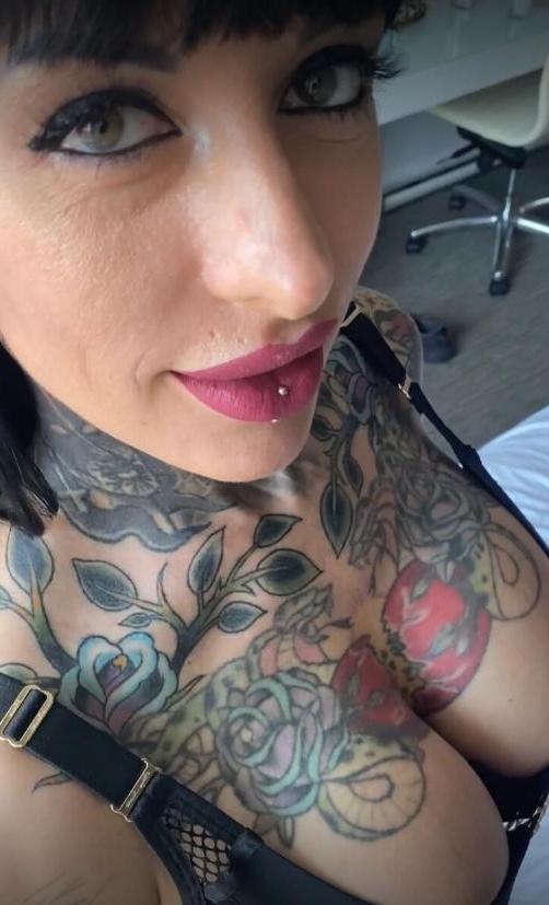 10P Amador com tinta quente OMG, Jessie Lee exibe seus peitos grandes e firmes e poses