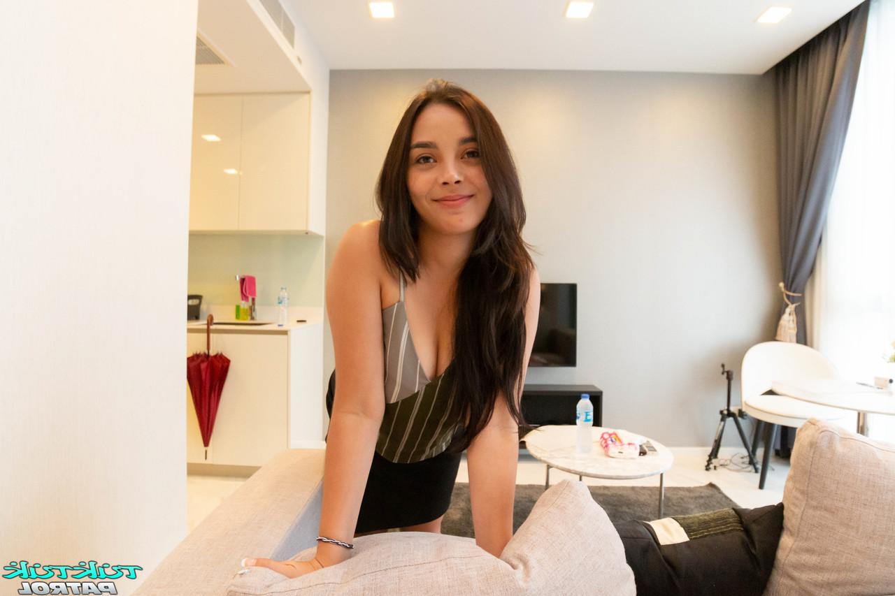 20P A gordinha amadora Nikki mostra seu peito suculento e buceta gostosa antes de dar um BJ