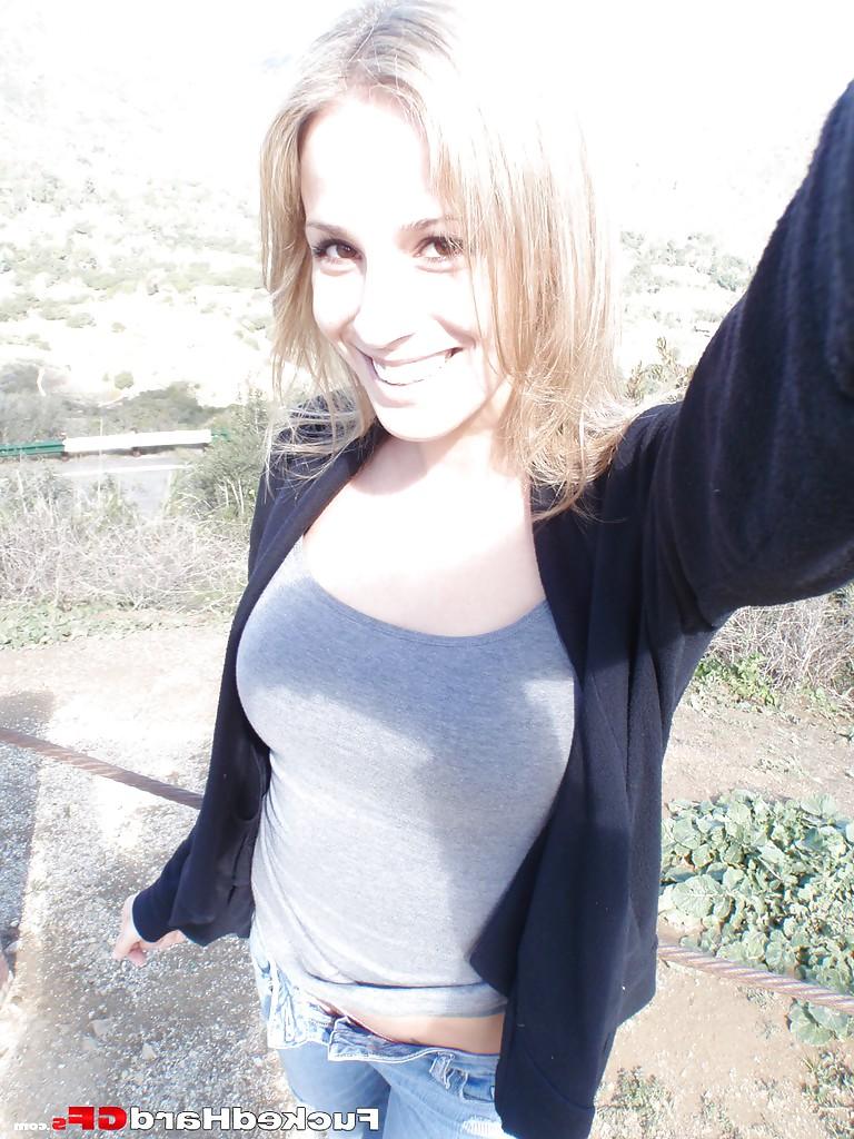 16P Die süße Amateurin Jas geht nach draußen, um sich für nackte Selbstfotos auszuziehen