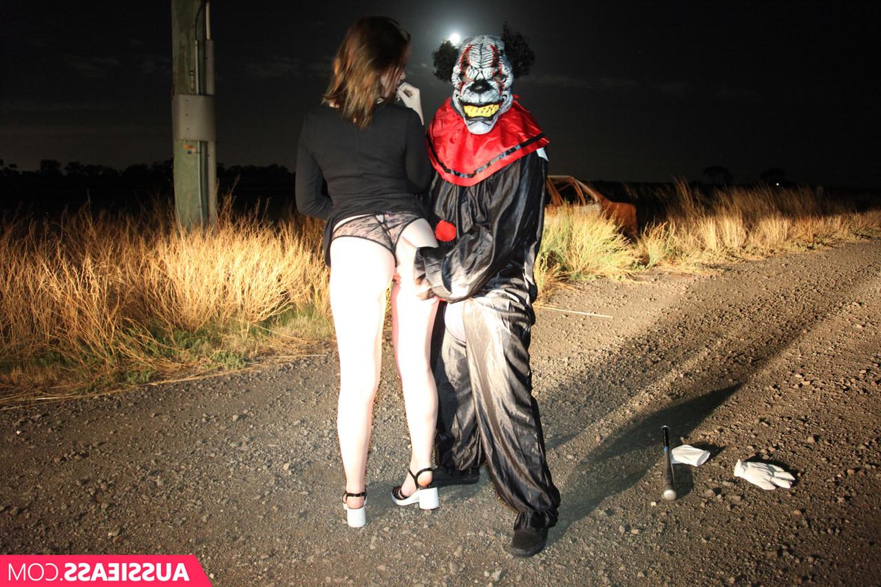 12P Lulu Reynolds hat Sex in einem Pickup-Bett mit einem Mann in einem Halloween-Kostüm