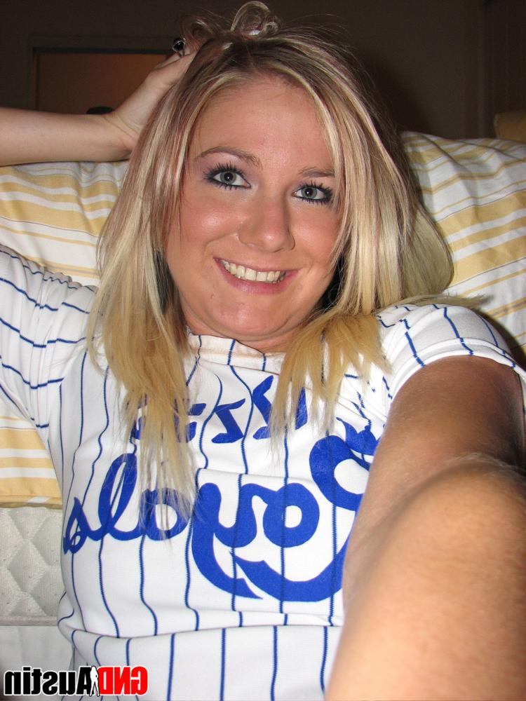 12P Rubia de ojos azules se toma fotos mientras se desnuda completamente