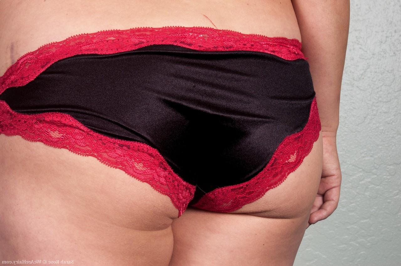 20P Chubby babe Sarah Rose reveals her amazing naturals and rubs her bush