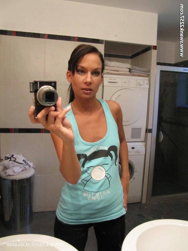 15P Morena amadora tira selfies no espelho enquanto fica totalmente nua