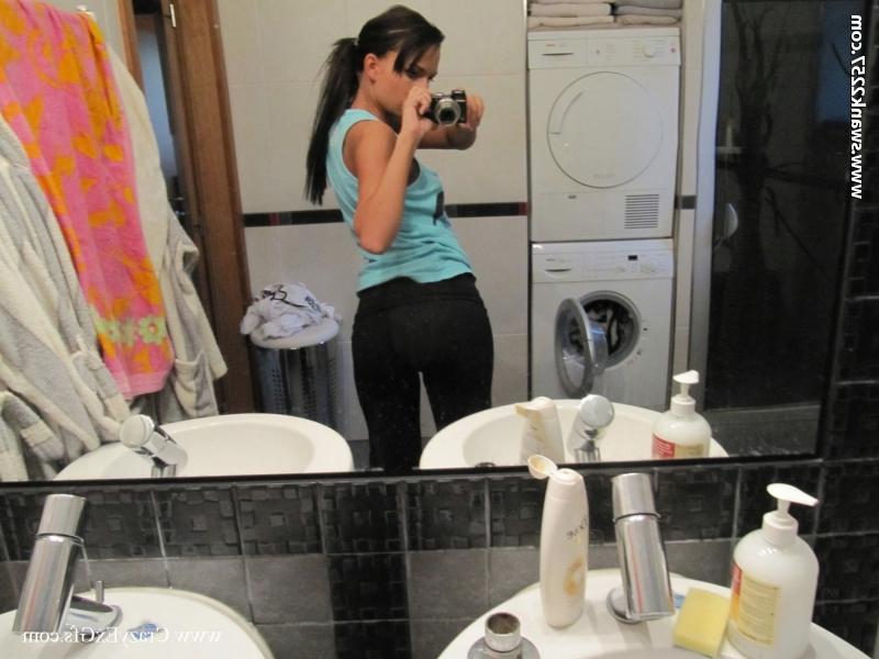 15P Morena amadora tira selfies no espelho enquanto fica totalmente nua