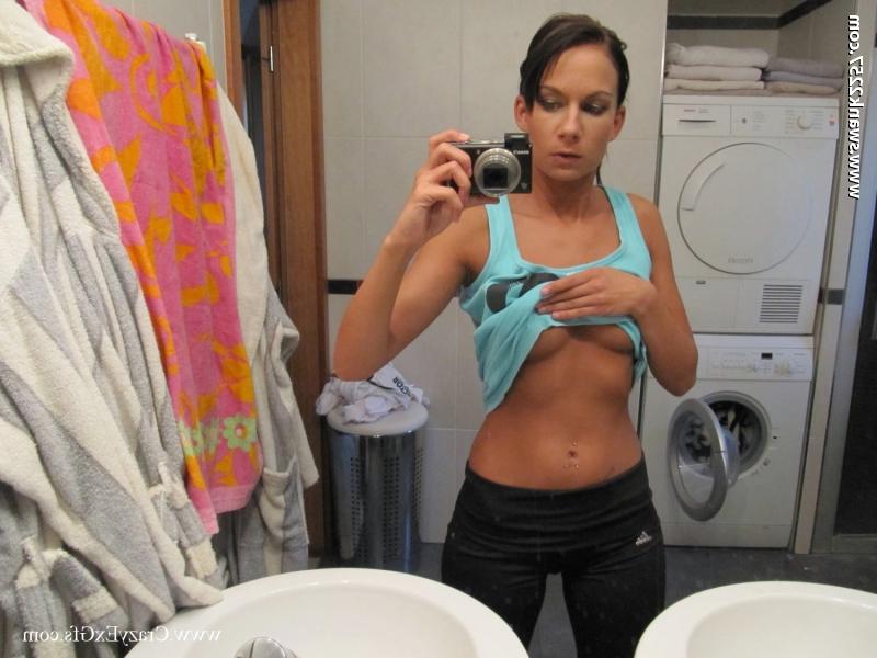 15P Morena amadora tira selfies no espelho enquanto fica totalmente nua