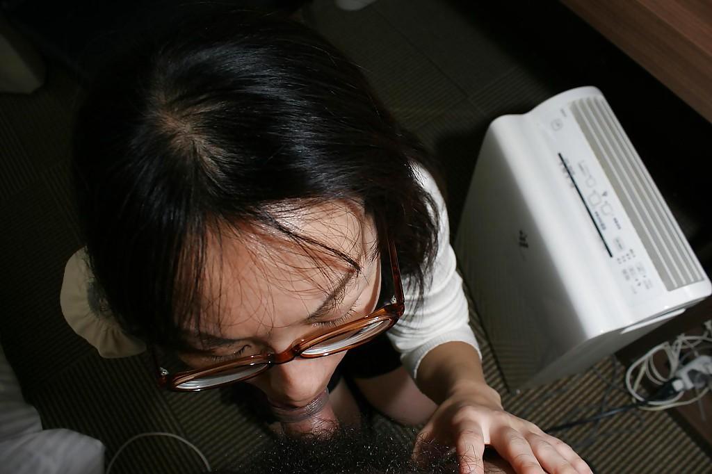 16P MILF asiática vestida con gafas le da mamada y se deja follar el coño peludo