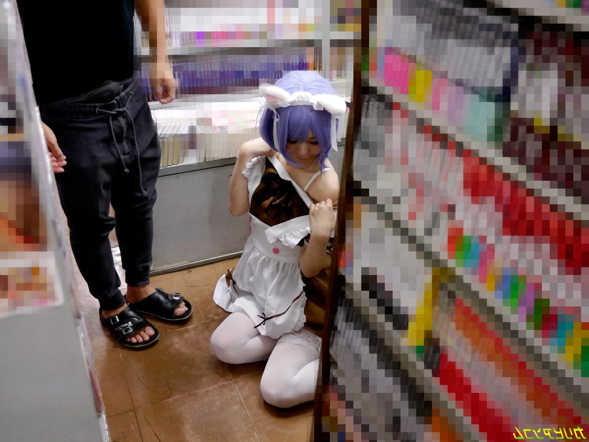 20P Das lilahaarige japanische Mädchen Miku Oguri wird im Laden von Fremden gefickt