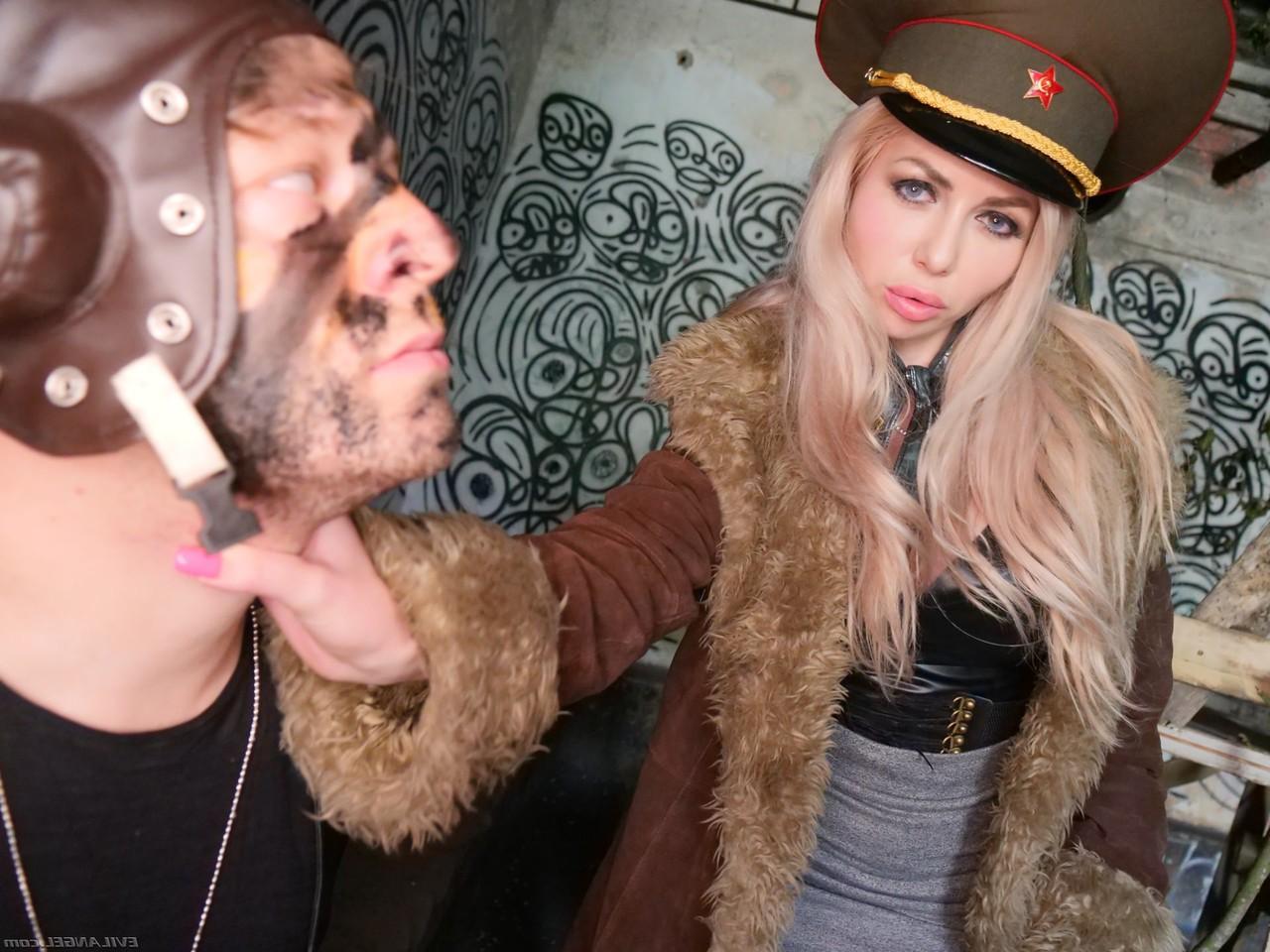 20P L'espionne russe Isabella Clark expose ses gros seins avant de se faire gangbanger.