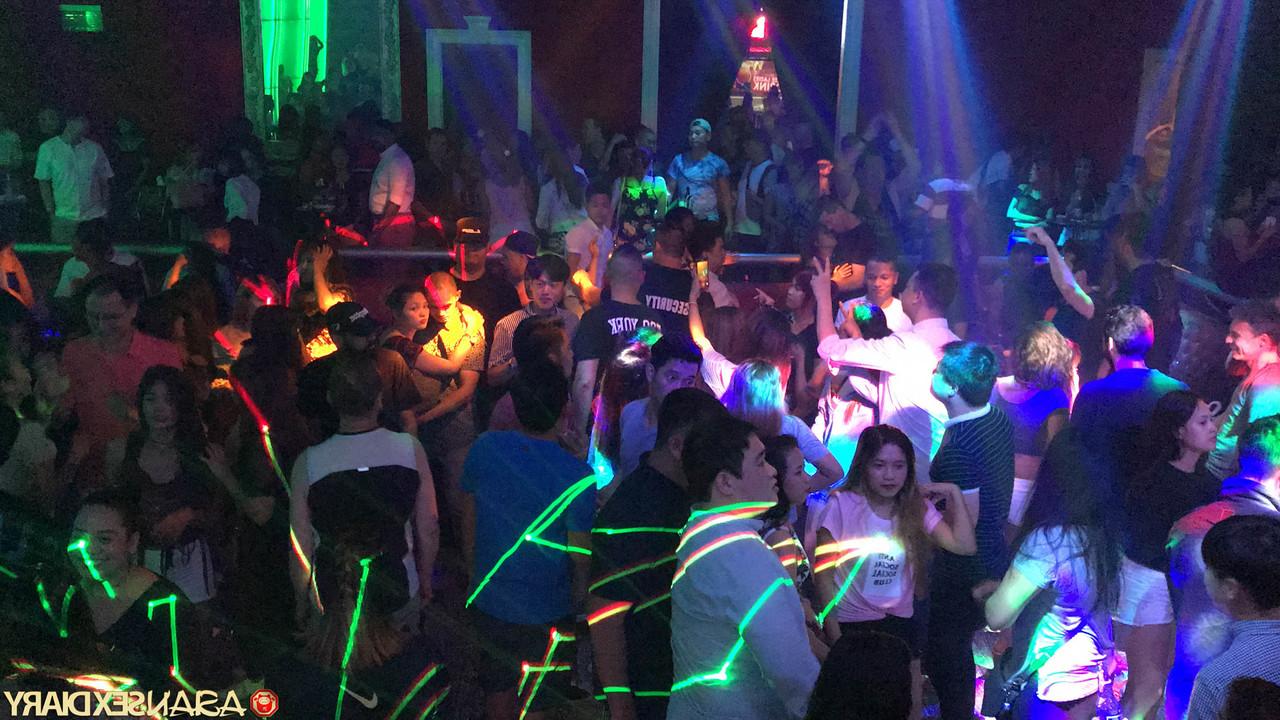 20P アジア人美女スージーがハメ撮りセックスを楽しんで小柄な裸体を披露