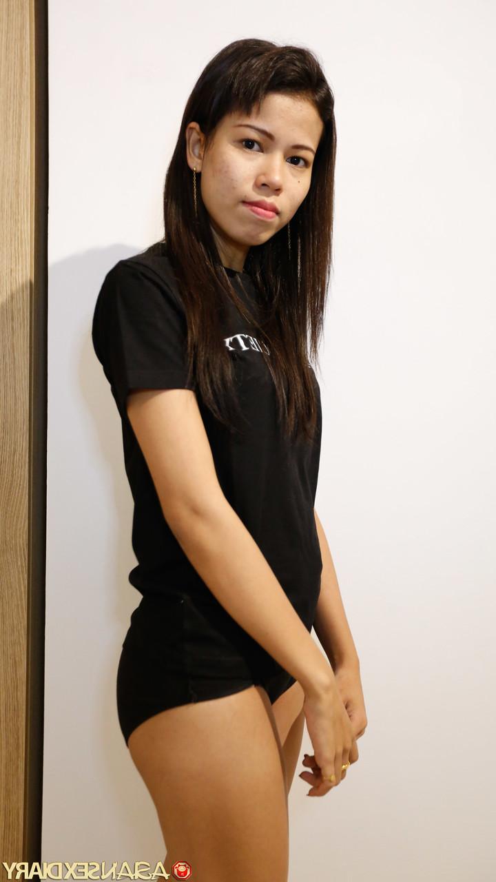 20P アジア人美女スージーがハメ撮りセックスを楽しんで小柄な裸体を披露