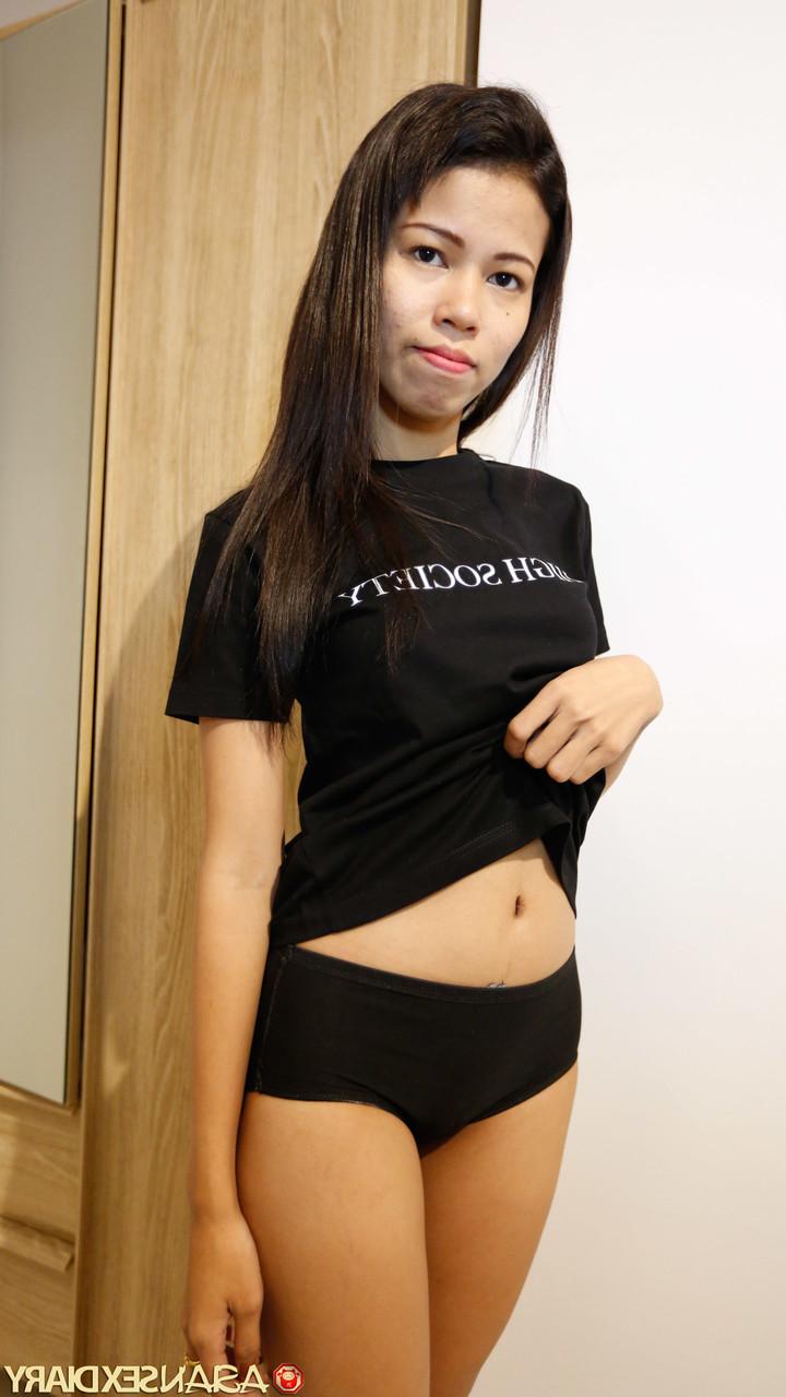20P アジア人美女スージーがハメ撮りセックスを楽しんで小柄な裸体を披露