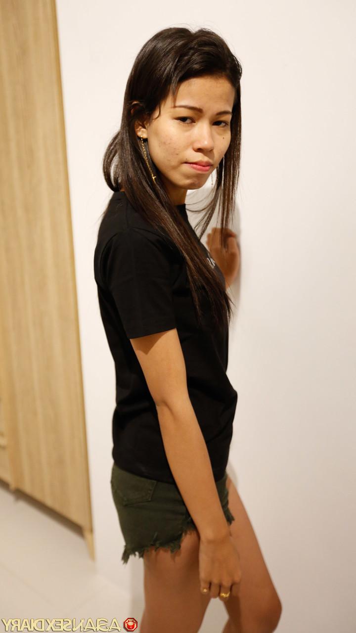 20P アジア人美女スージーがハメ撮りセックスを楽しんで小柄な裸体を披露