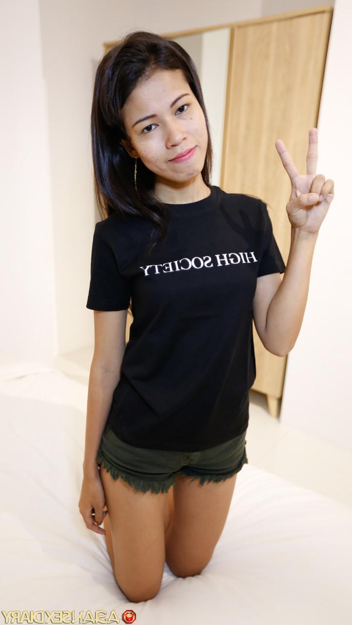 20P アジア人美女スージーがハメ撮りセックスを楽しんで小柄な裸体を披露