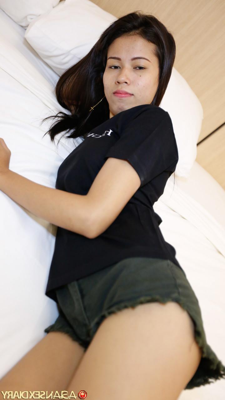 20P アジア人美女スージーがハメ撮りセックスを楽しんで小柄な裸体を披露