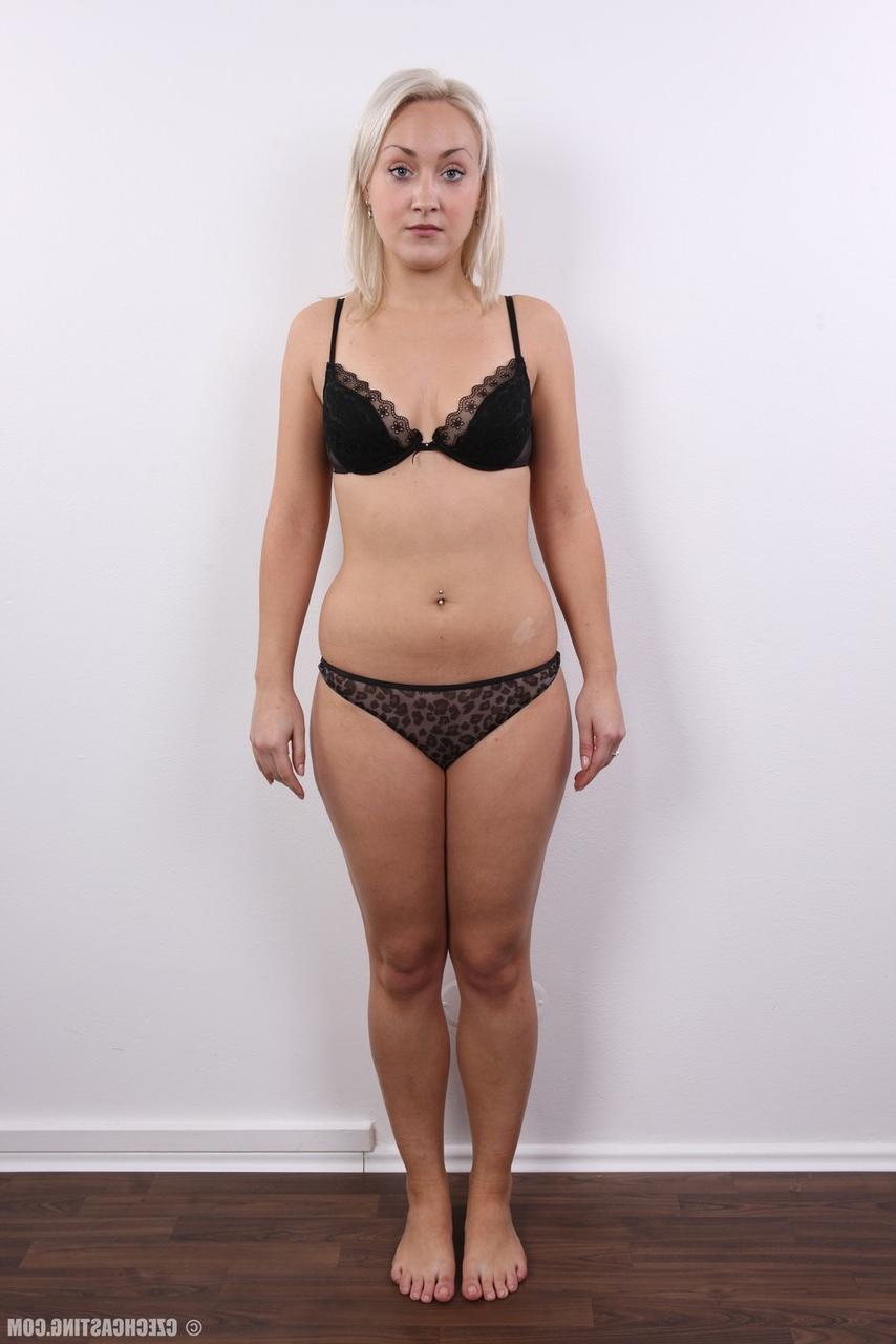 20P A amadora loira platinada Lucie fica nua depois de perder a roupa