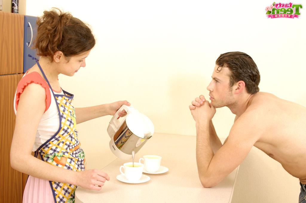 20P Una joven prepara una taza de té para ella y su chico antes de tener relaciones sexuales