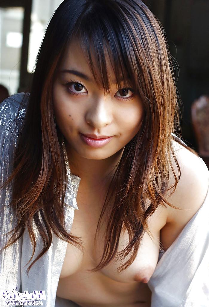 16P Pequena asiática gata Hikaru Koto tirando a camisa e posando de topless